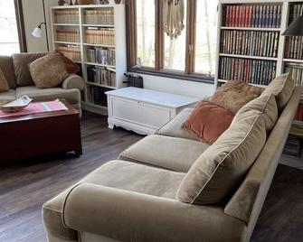 The Redbud Cottage--Beach & Quiet. Lake Sara Waterfront & Wood Fires. - Effingham - Living room