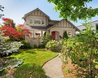 Kitsilano Modern Comfort - Spacious 1 Bedroom In Quiet Tree Lined Neighbourhood - Vancouver - Building