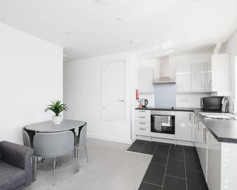 NEW 2BD Pontact Flat in the Heart of Didcot - Didcot - Kitchen