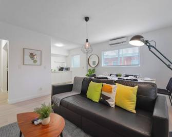 Fabulous Studio 15 min from The Beach - Miami - Living room