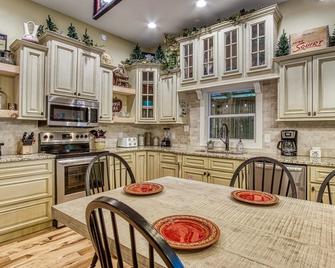 5 BDRM Cabin 15 miles from Dollywood! HUGE porch & games! 3 miles from Buc-ees! - 코닥 - 주방