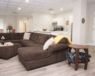 Downtown Millersburg spacious open flat(Rosie) - Millersburg - Obývací pokoj