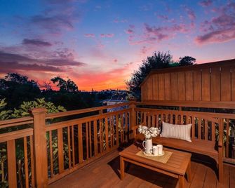 Serene Garden Craftsman w/ Hot Tub • Office + Lounge - Oakland - Balcone