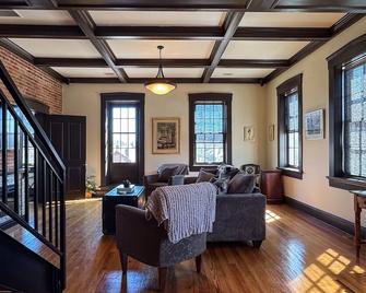 Tamm Loft | River view, Downtown WashMo, Dog-friendly - Washington - Living room