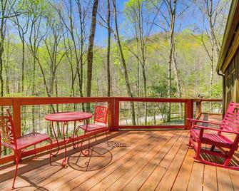 Creekside Cabin with Deck and Grill in Whittier! - Whittier - Balcony