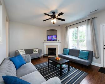 3 Bdrm House Across Birkdale Village & Lake Norman - Huntersville - Living room