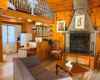 Auberge Alpine Inn - Sainte-Adèle - Sala de estar