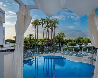أكوا هوتل أكوامارينا آند سبا - سانتا سوسانا - حوض السباحة