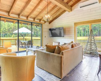 Upscale Cabin Comfort In Thomaston With - Thomaston - Вітальня