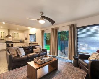 The Charming Home with a Pool - Yuba City