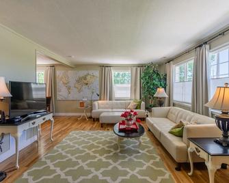 4-bedroom vacation home just 15 minutes to Columbia River - Richland - Living room
