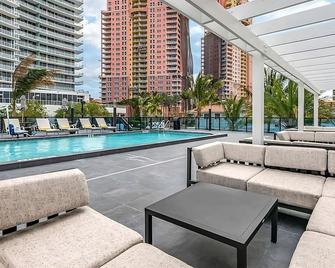 Outdoor Getaway! Stylish Unit Near Beach and Attraction, Valet Parking - Fort Lauderdale - Havuz