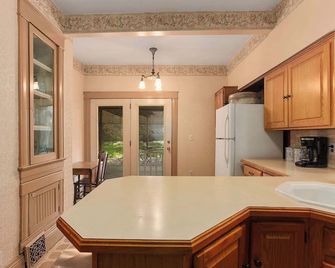 Historic Kc Home: 4br, Free Parking & Arcade Game - Kansas City - Cocina