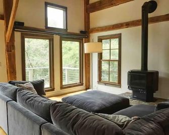Stunning All-Season Renovated Barn Escape! - East Chatham - Living room