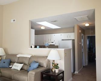Cozy and Cute apartment near Camp Lejeune (109) - Jacksonville - Living room