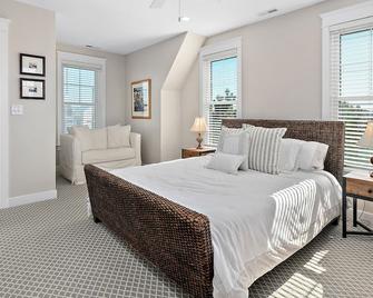 Top Reviewed 5 Bd, 3 Ba Spacious Canal-Front Cottage With 2+ Block Walk To Beach - Fenwick Island - Bedroom