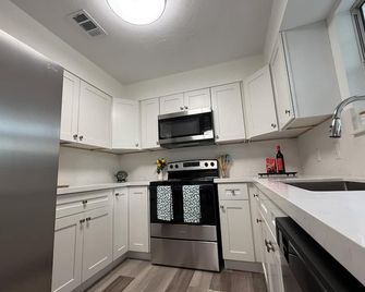 Charming 2-bedroom house with WiFi, AC in fantastic Lake City - Lake City - Kitchen