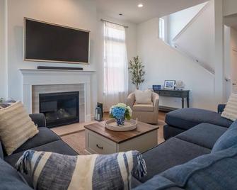 2708 Harbor Court - Delavan - Living room