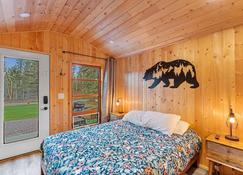Micro Cabin at Spotted Bear Retreat - Martin City - Bedroom