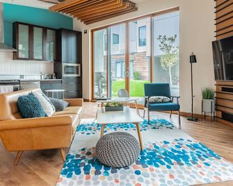 Sophari East: Bellevue Apartments - Bellevue - Living room