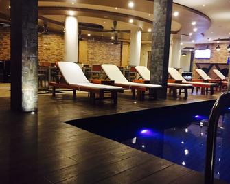 Triton Beach Hotel & Spa - Maafushi - Piscina