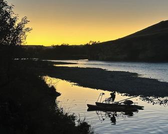 Oldman river serene seriously private cabins pet, family and fisher friendly. - Pincher Creek
