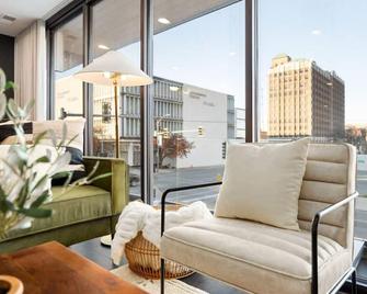 Modern 2 Bed in the Heart of Downtown Bloomington - Bloomington - Living room