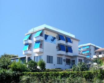Hotel Mare Blu -- boutique - Pineto - Budova