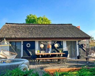 Ferienhaus Büdnerstube Gratis Schwimmbadnutzung Im Ahoi Sellin - Middelhagen - Innenhof