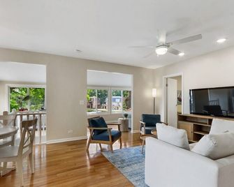 Lauderdale Lakefront Oasis |Views Throughout |Huge Lakefront Deck |Splash Pad & Paddle Boards |Dock - Eagle - Living room