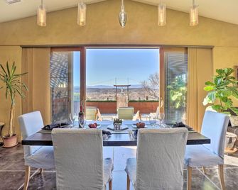 Mtn-View Home w/ Fenced Backyard in Rimrock! - Rimrock - Dining room