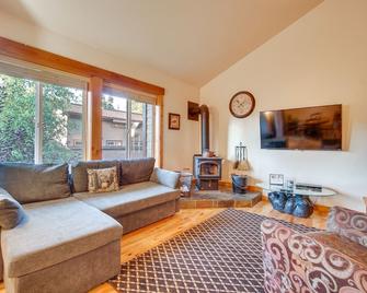 McCall Vacation Rental about half Mi to Payette Lake! - McCall - Living room