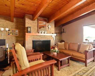 Americas Best Value Inn Iola - Iola - Living room