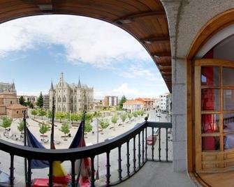 Hotel Gaudi - Astorga - Balcony
