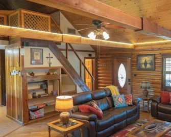 Beautiful Waterfront . Gnat Screened Boathouse And Ajoining Covered Boat Slips - Gautier - Living room