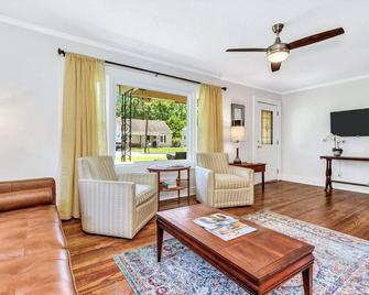 Quaint Mill Cottage - Bungalow in Downtown Marion with water and power! - Marion - Living room