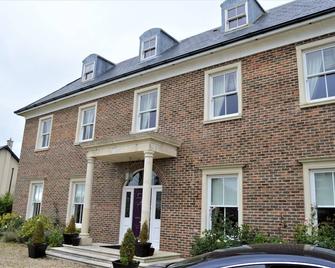 Location, Location, Location!! Beautiful detached property in Malahide - Malahide - Edificio