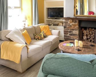 2 bedroom accommodation in Perranporth - Perranporth - Living room