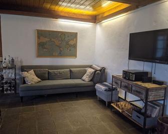 Catskills Country Home on 5 acres - Walton - Living room