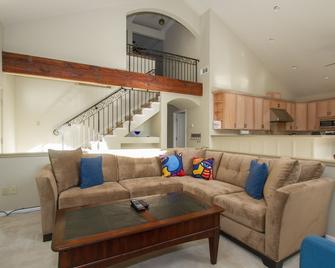 Pool, 3 Acres, Pool Table, Hot Tub - Forestville - Living room