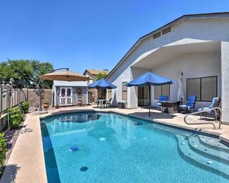 Glendale Home with Pool - Walk to NFL Games! - Glendale - Basen