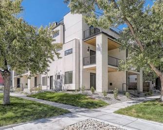 Family-friendly Townhouse on Jefferson Park. 5-minute walk from Empower Field! - Denver - Building