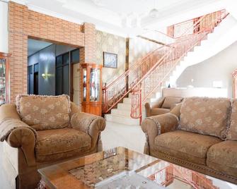 RedDoorz Plus at Hotel Srikandi Kendari - Kendari - Living room