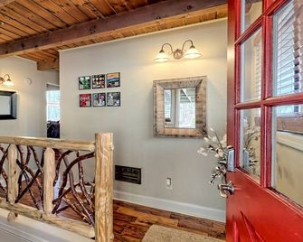 Mtn View Retreat, Hot Tub, Game Room & Pizza Oven, Deck, Fire Pit & King Master - Dillard - Stairs