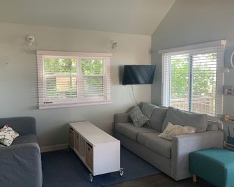 The Cozy Westmeath 4 Season Cottage - Pembroke - Living room