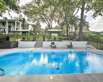 2 Mi to Branson Strip Cozy Cottage with Fire Pit! - Branson - Pool