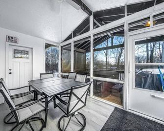 Mighty Duck & Black Bear 2 Hot Tubs On Lake At Heron Hill! - Streetsboro - Dining room