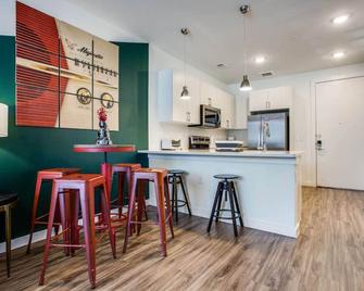 Luxury Apartments in Riverside Austin - 10mins to Airport - Austin - Kitchen
