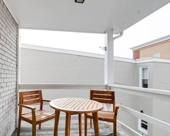 Beautifully Renovated 3 level Unit in Historic Downtown Fredericksburg - Fredericksburg - Balcony