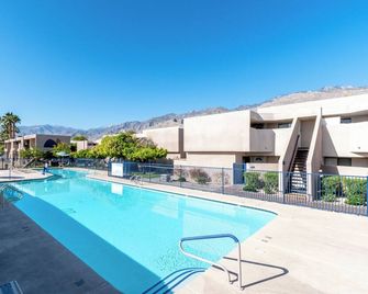 Palm Springs Desert Gem! Outdoor Pool, Full Kitchen, Free Parking - Palm Springs - Piscina